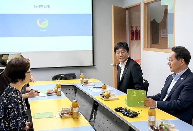 ▲ 유정복 인천시장이 6일 오전 인천 연수구 동춘동에 있는 장애 영유아 거주시설 '동심원'에서 시설 관계자들과 차담회를 갖고 대화를 나누고 있다.