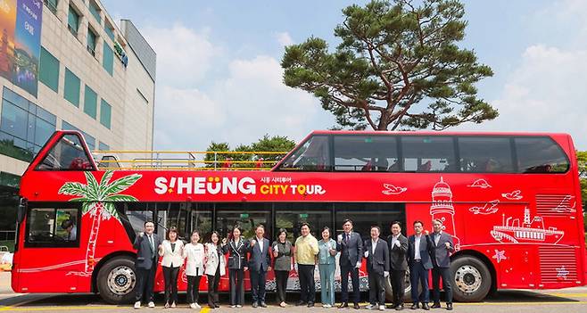 임병택 시흥시장(가운데)은 거북섬 지역경제 활성화를 위해 지난 6일부터 '프런트오픈형 순환형 시티투어 2층 버스'을 야간 운행으로 전환해 운행에 앞서, 탑승객들과 현장 모니터링을 실시했다.사진=시흥시청