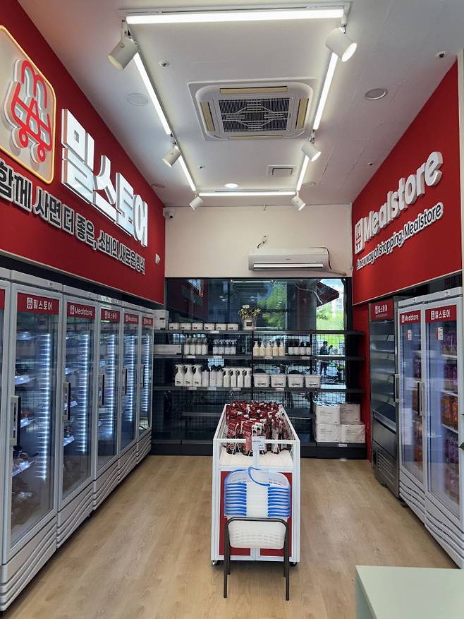 (주)현률리테일(대표 나경현)은 (주)밀팡과 함께 '대전 0시 축제' 기간 동안 식품·건강기능식품·주방·생활용품 등 유명 브랜드 제품을 합리적으로 구매할 수 있는 '밀스토어'를 선보인다. /밀팡제공