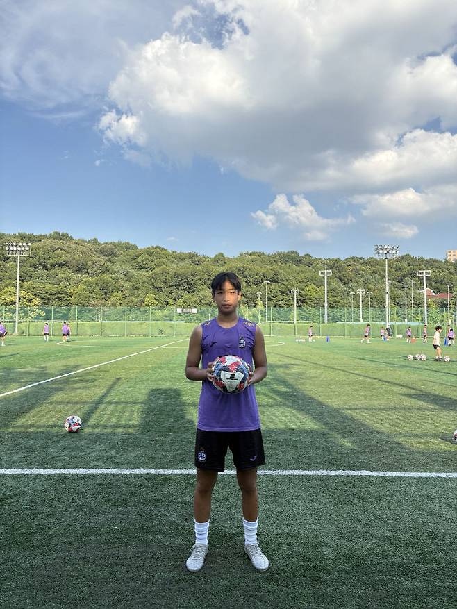 KS FC U-15 선수단의 주장 황우주 군이 축구공을 들어보이고 있다.(사진=심효준 기자)