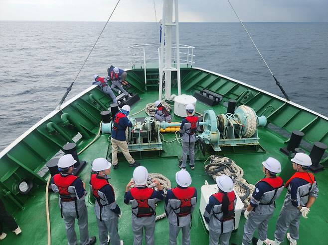 충남해양과학고 학생들이 승선실습을 하는 모습. /충남교육청 제공