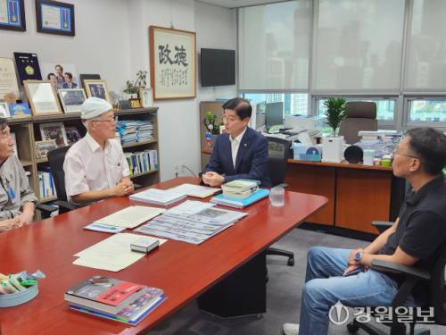 ◇사북민주항쟁동지회 황인호 회장, 이원갑 명예회장 등이 5일 국회를 찾아 이해식 국정기획위 정치행정분과장에게