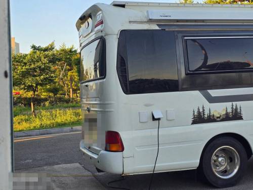 ◇글쓴이 A씨가 공개한 속초 대포항 공중화장실의 전기를 무단으로 사용하고 있는 캠핑카의 모습. 보배드림 갈무리.