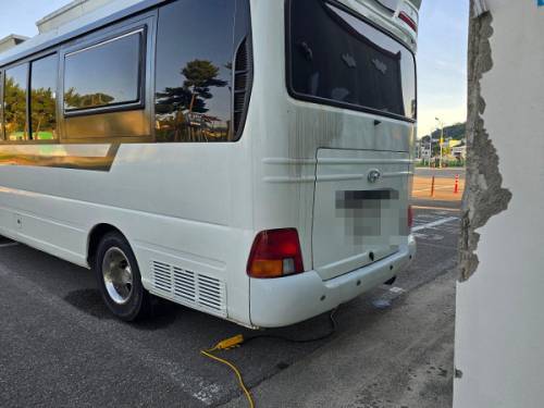 ◇글쓴이가 공개한 속초 대포항 공중화장실의 전기를 무단으로 사용하고 있는 캠핑카의 모습. 보배드림 갈무리.