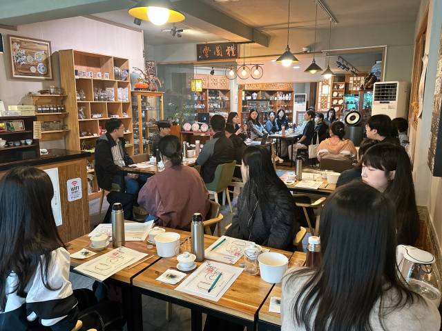 청년잡(JOB) 성장 프로젝트 대상자들이 프로그램에 참여하고 있는 모습. 부산경제진흥원 제공
