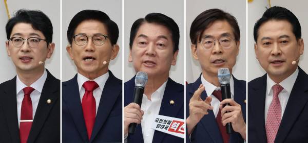 국민의힘 주진우(왼쪽부터)·김문수·안철수·조경태·장동혁 당 대표 후보가 3일 서울 여의도 국민의힘 당사에서 열린 제6차 전당대회 후보자 비전대회에서 정견을 발표하고 있다.연합