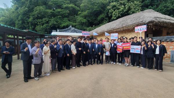장동혁 국민의힘 당대표 후보가 박정희 생가를 찾아 지지자들과 함께 기념촬영하고있다. 이봉한기자