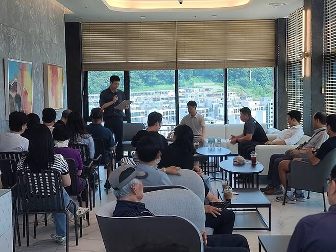 입주 후 2년 넘게 준공검사를 받지 못하고 있는 대구 수성구 한 아파트 입주민들이 지난 1일 조합장을 만나 준공허가 지연에 따른 대책을 요구하고 있다. <입주민 제공>