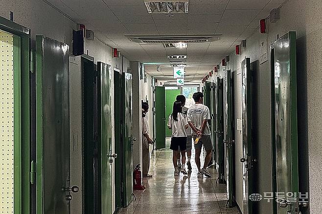 지난 3일 찾은 서울 남영동 대공분실을 재탄생시킨 민주화운동기념관. 원형이 복원된 5층 조사실을 시민들이 둘러보고 있다.