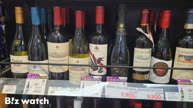 한 편의점의 와인 매대. 모든 와인이 세워진 채로 판매되고 있다./사진=비즈워치