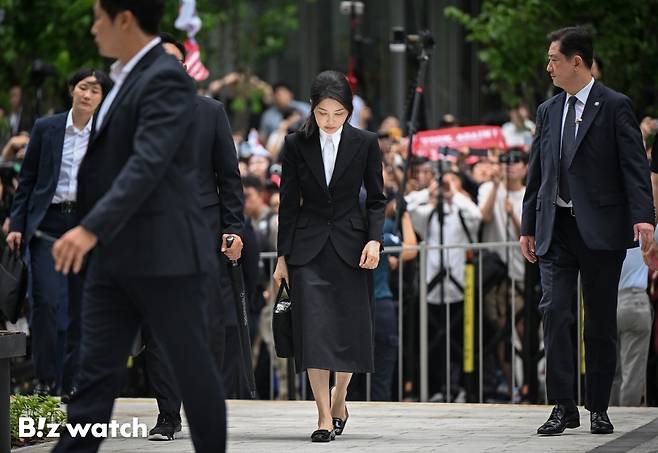 윤석열 전 대통령의 부인 김건희 여사가 6일 오전 서울 종로구 광화문에 위치한 민중기 특검 사무실에 피의자 신분으로 소환되고 있다./사진=이명근 기자 qwe123@