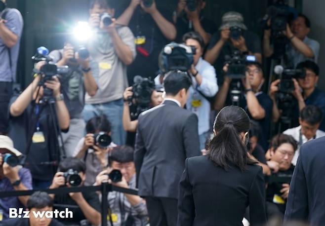 윤석열 전 대통령의 부인 김건희 여사가 6일 오전 서울 종로구 광화문에 위치한 민중기 특검 사무실에 피의자 신분으로 소환되고 있다./사진공동취재단