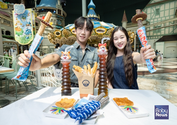 롯데월드 어드벤처 식음 메뉴와 사진을 촬영하는 모델들. ⓒ롯데월드