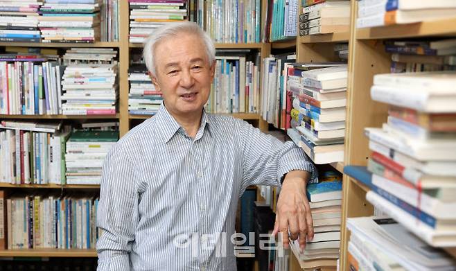 21년 만에 신작 시집 ‘그냥 살자’를 출간한 김홍신 작가가 최근 서울 서초구 자택에서 가진 이데일리와의 인터뷰에 앞서 포즈를 취하고 있다. (사진=방인권 기자)