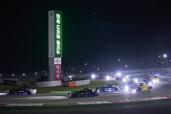 인제 스피디움에서 열리는 슈퍼레이스 나이트레이스 경기 모습. 사진=슈퍼레이스