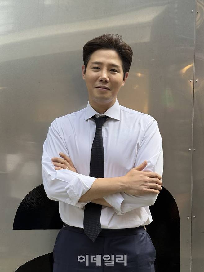 김경훈 웨이크 대표가 서울 익선동 산스 매장 앞에서 포즈를 취하고 있다.(사진=김혜미 기자)