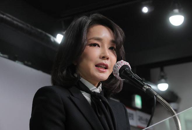 2021년 12월 26일 당시 윤석열 국민의힘 대선 후보 부인 김건희 코바나컨텐츠 대표가 서울 여의도 국민의힘 당사에서 자신의 허위 이력 의혹과 관련해 입장문 발표를 하고 있다 (사진=연합뉴스)