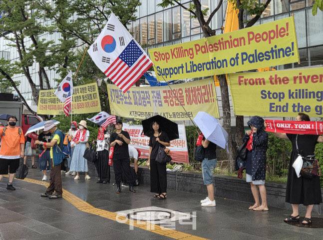 6일 오전 김건희 특검 사무실이 위치한 서울 종로구 광화문 KT WEST 빌딩앞 광화문로 대로변 인근에 지지자들이 모여 있는 모습. 태극기, 성조기를 비롯해 ‘ONLY, YOON’ 등 손수건을 들고 있다.(사진=김현재 수습기자)