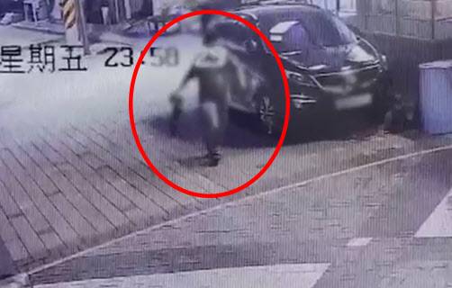 지난 6월 27일 오후 11시 57분께 인천 중구 신흥동의 한 도로에서 길고양이를 붙잡아 러버콘에 가둔 뒤 학대한 20대 남성. (사진=연합뉴스)