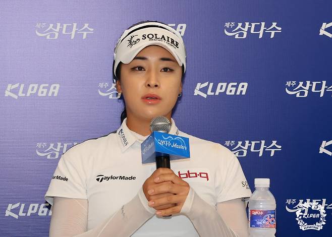 윤이나가 6일 제주 서귀포시 사이프러스 골프 앤 리조트에서 열린 KLPGA 투어 제주 삼다수 마스터스 공식 기자회견에서 질문에 답하고 있다. (사진=KLPGA)