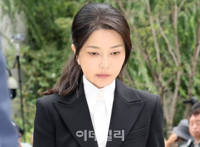 [이데일리 방인권 기자] 윤석열 전 대통령의 부인 김건희 여사가 6일 서울 종로구에 마련된 김건희 특검팀(특별검사 민중기) 사무실에 조사를 받기 위해 피의자 신분으로 출석하고 있다.