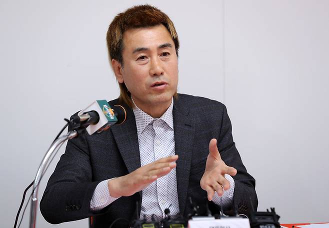 17일 춘천송암스포츠타운 다목적실에서 열린 기자회견에서 아시아축구연맹 챔피언스리그 홈 경기 개최와 관련해 발언하는 강원FC 김병지 대표이사