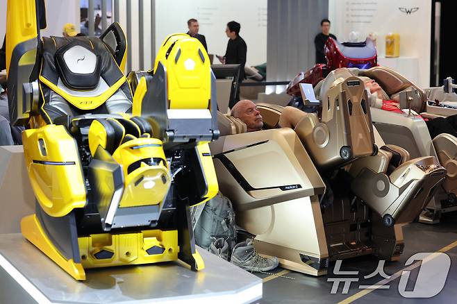 세계 최대 정보기술(IT)·가전 전시회 'CES 2025' 내 바디프랜드 부스에서 관람객이 이용자에 따라 맞춤 마사지를 추천하는 헬스케어로봇을 체험하고 있다. (자료사진) 2025.1.8 ⓒ News1 신웅수 기자