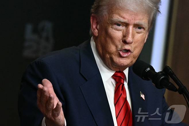 도널드 트럼프 미국 대통령이 5일(현지시간) 워싱턴DC 백악관 사우스 코트 오디토리움에서 2028년 로스앤젤레스(LA) 올림픽 태스크포스 구성에 관한 행정명령에 서명한 후 현안에 대한 기자 질문에 답하고 있다. 2025.08.05. ⓒ AFP=뉴스1 ⓒ News1 류정민 특파원