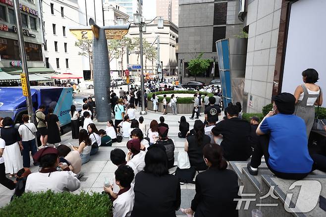 지난 5일 오후 서울 신세계백화점 본점에서 한 인터넷 커뮤니티에 해당 백화점 내부에 폭발물을 설치했다는 협박글이 올라와 이용객들이 대피해 있다. 2025.8.5/뉴스1 ⓒ News1 김민지 기자