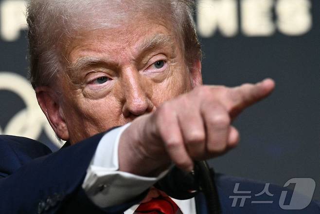 도널드 트럼프 미국 대통령이 5일(현지시간) 워싱턴DC 백악관에서 2028년 로스앤젤레스(LA) 올림픽 태스크포스를 구성하는 행정명령 서명 행사 후 질의응답을 진행하고 있다. 2025.08.05. ⓒ AFP=뉴스1 ⓒ News1 류정민 특파원