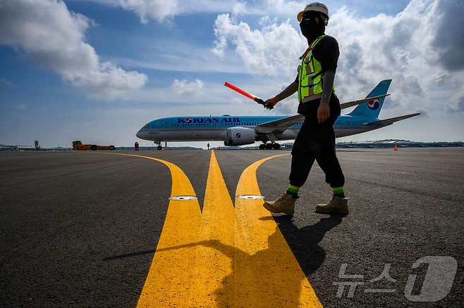 서울지방항공청, 인천국제공항공사 등 유관기관 관계자들이 5일 인천국제공항 제1여객터미널에서 제2활주로 운영재개를 앞두고 신설 시설물 사용성 및 안전성 점검을 하고 있다. (공동취재) 2025.8.5/뉴스1 ⓒ News1 박지혜 기자