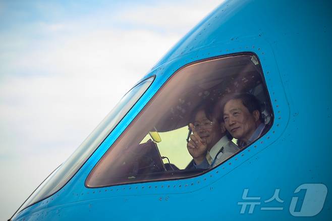 이학재 인천국제공항공사 사장이 5일 인천국제공항에서 항공기 조종석에 탑승해 운영 재개를 앞둔 제2활주로의 사용성과 안전성을 점검하고 있다. (공동취재) 2025.8.6/뉴스1 ⓒ News1 박지혜 기자