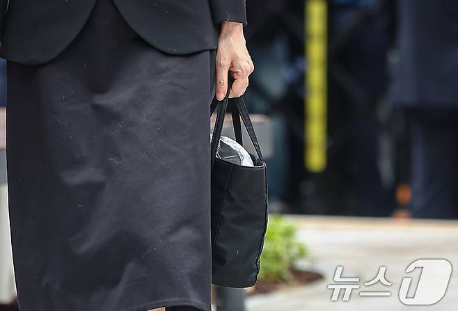 윤석열 전 대통령 부인 김건희 여사가 6일 서울 종로구에 마련된 김건희 특검팀(특별검사 민중기) 사무실로 조사를 받기 위해 출석했다. 사진은 김여사가 손에 든 가방. 2025.8.6/뉴스1 ⓒ News1 김도우 기자