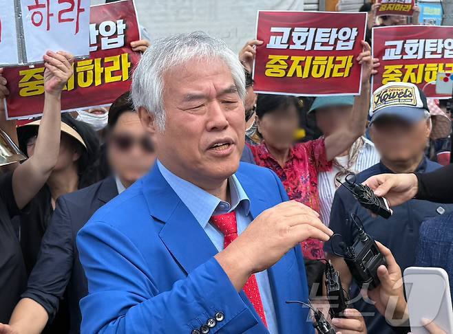 경찰이 서울서부지법 폭동 사태 배후로 의심 받는 전광훈 목사와 사랑제일교회에 대한 압수수색 중인 5일 오전 서울 성북구 사랑제일교회 앞에서 전광훈 목사가 발언하고 있다. 2025.8.5/뉴스1 ⓒ News1 김형준 기자