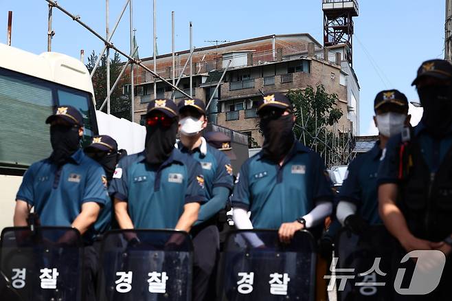 경찰이 서울서부지법 폭동 사태 배후로 의심 받는 전광훈 목사와 사랑제일교회에 대한 압수수색을 진행한 지난 5일 오전 서울 성북구 사랑제일교회 앞에서 경찰들이 경계 근무를 서고 있다. 2025.8.5/뉴스1 ⓒ News1 김민지 기자