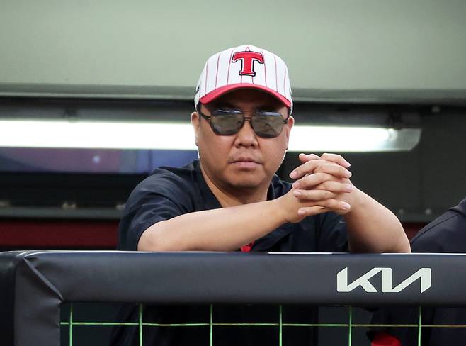 KIA 이범호 감독이 1일 광주-기아 챔피언스 필드에서 열린 2025 KBO리그 한화전에서 경기를 지켜보고 있다. 사진 | 광주=연합뉴스