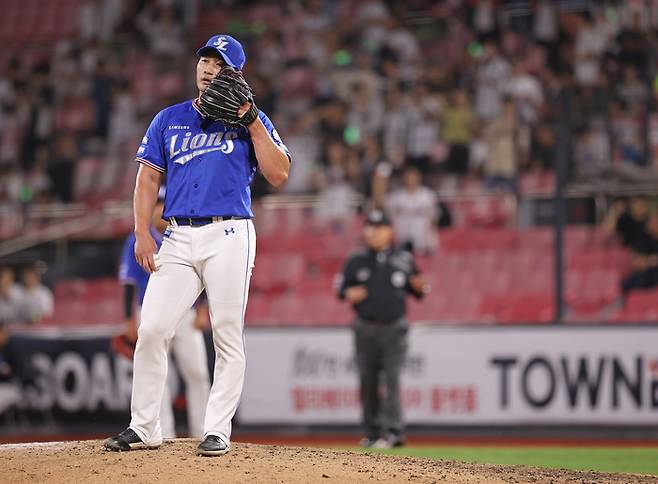 삼성 오승환이 16일 수원KT위즈파크에서 열린 2023 KBO리그 KT전에서 피안타 후 아쉬워하며 땀을 닦고 있다. 사진 | 삼성 라이온즈