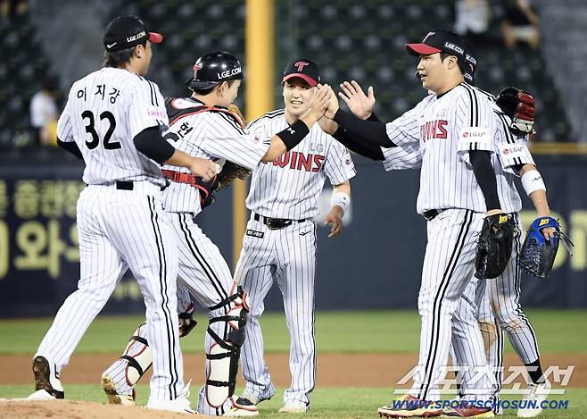30일 서울 잠실구장에서 열린 KT-LG전. 5대0으로 승리한 LG 선수들이 하이파이브하고 있다. 잠실=정재근 기자 cjg@sportschosun.com/2025.7.30/