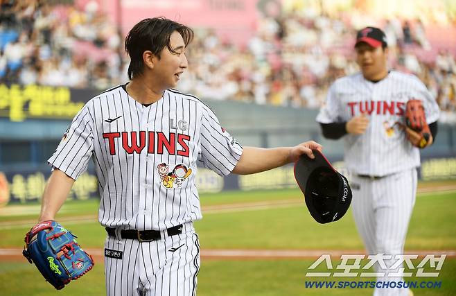 6일 잠실구장에서 열린 LG 트윈스와 두산 베어스의 경기. LG 선발 최채홍이 호수비에 고마운 마음을 전하고 있다. 잠실=박재만 기자 pjm@sportschosun.com/2025.08.06/