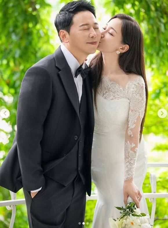 배우 김하영이 자신의 소셜 미디어를 통해 보컬 트레이너 박상준과 오는 9월 13일 결혼한다고 알렸다. /인스타그램 캡처