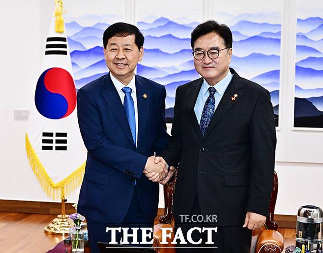 우원식 국회의장이 6일 오전 서울 여의도 국회에서 구윤철 경제부총리 겸 기획재정부 장관(왼쪽)을 접견하며 기념사진 촬영을 하고 있다. /국회=배정한 기자