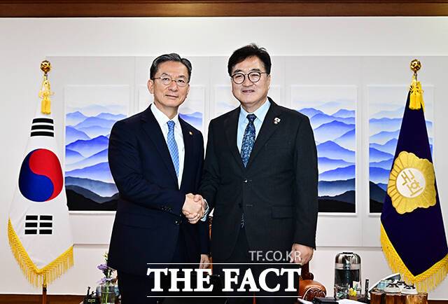 우원식 국회의장이 6일 오후 서울 여의도 국회에서 정성호 법무부 장관을 접견하며 기념사진 촬영을 하고 있다. /국회=배정한 기자