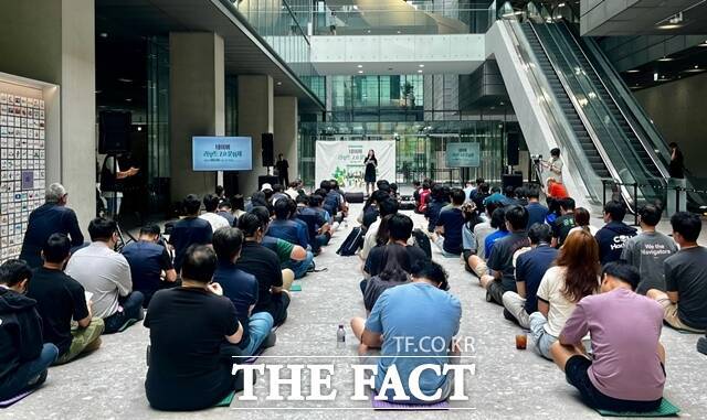 네이버 노조 '공동성명'이 6일 낮 12시 경기 성남시 네이버 제2사옥 '1784' 1층 광장에서 '네이버 리부트 2.0 문화제'를 열고 있다. /조소현 기자