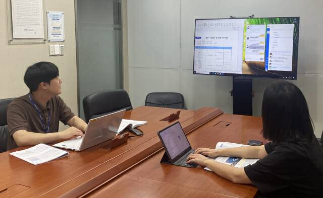 서부발전 직원들이 업무용 메신저인 ‘위톡(WeTalk)’을 시연하고 있다.