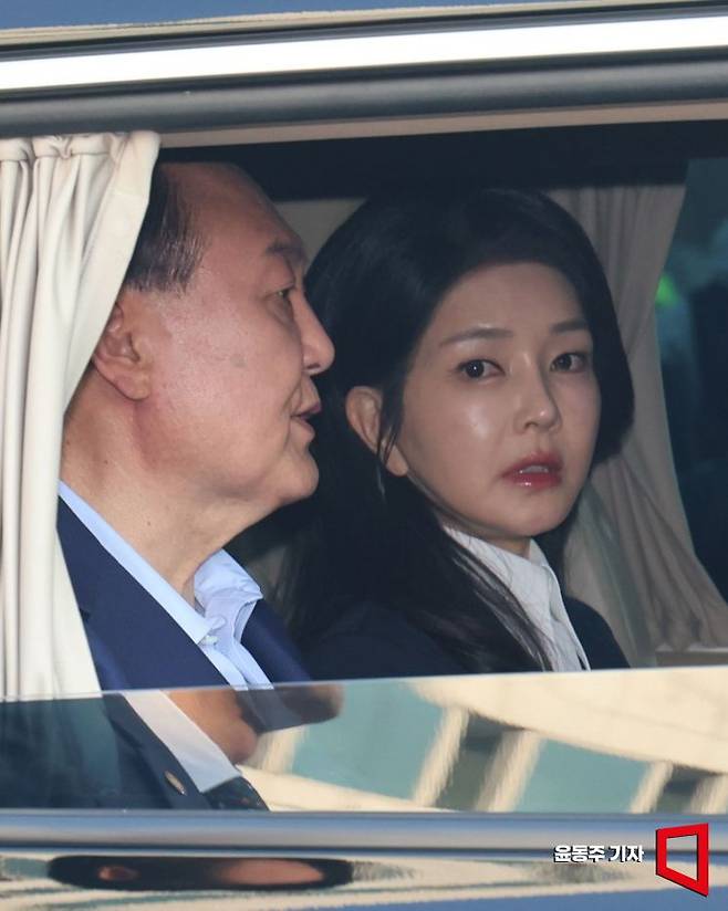 윤석열 전 대통령과 김건희 여사가 지난 4월 서울 용산구 한남동 대통령 관저를 떠나는 차 안에서 이야기를 나누고 있다. 윤동주 기자