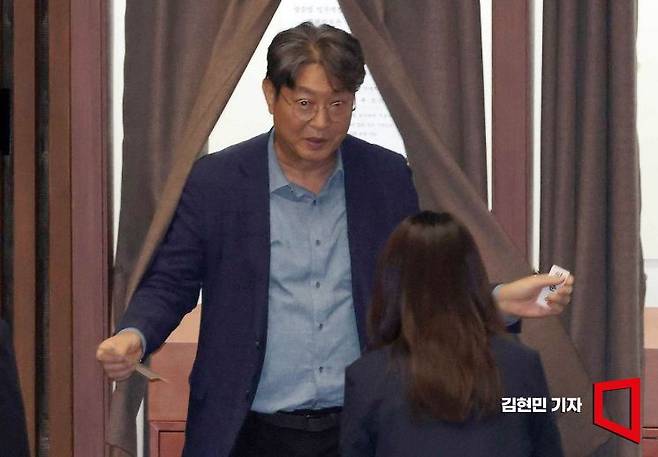 '차명거래 논란'에 휩싸인 이춘석 더불어민주당 의원이 5일 국회에서 열린 본회의에서 무제한토론 종결동의안에 대한 투표를 하고 있다. 김현민 기자