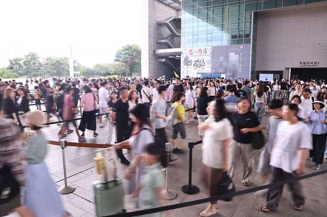 국립중앙박물관을 찾은 시민들이 입장을 위해 줄을 서 있다. 이날 국립중앙박물관에 따르면 올해 7월 1일부터 30일까지 국립중앙박물관을 찾은 관람객 수는 총 69만4천552명이다. 연합뉴스