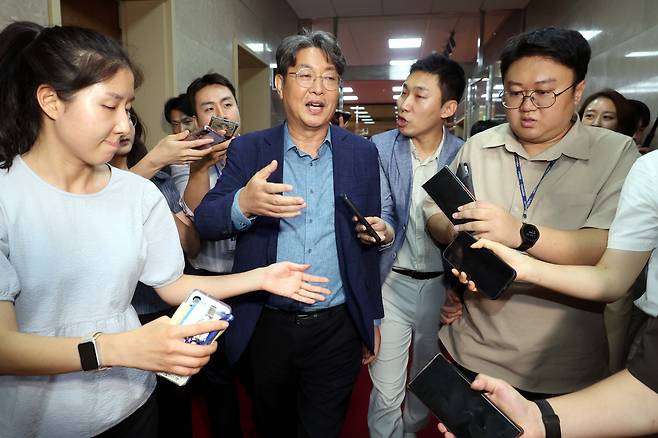 '차명 계좌 주식 거래 의혹'을 받고 있는 이춘석 국회 법제사법위원장이 5일 서울 여의도 국회에서 취재진의 질문 세례를 받고 있다. /뉴시스