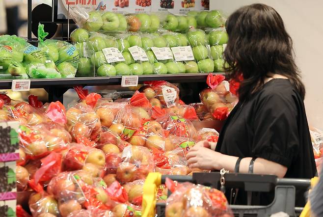서울 시내 한 대형마트에서 시민이 사과를 고르고 있다./뉴스1