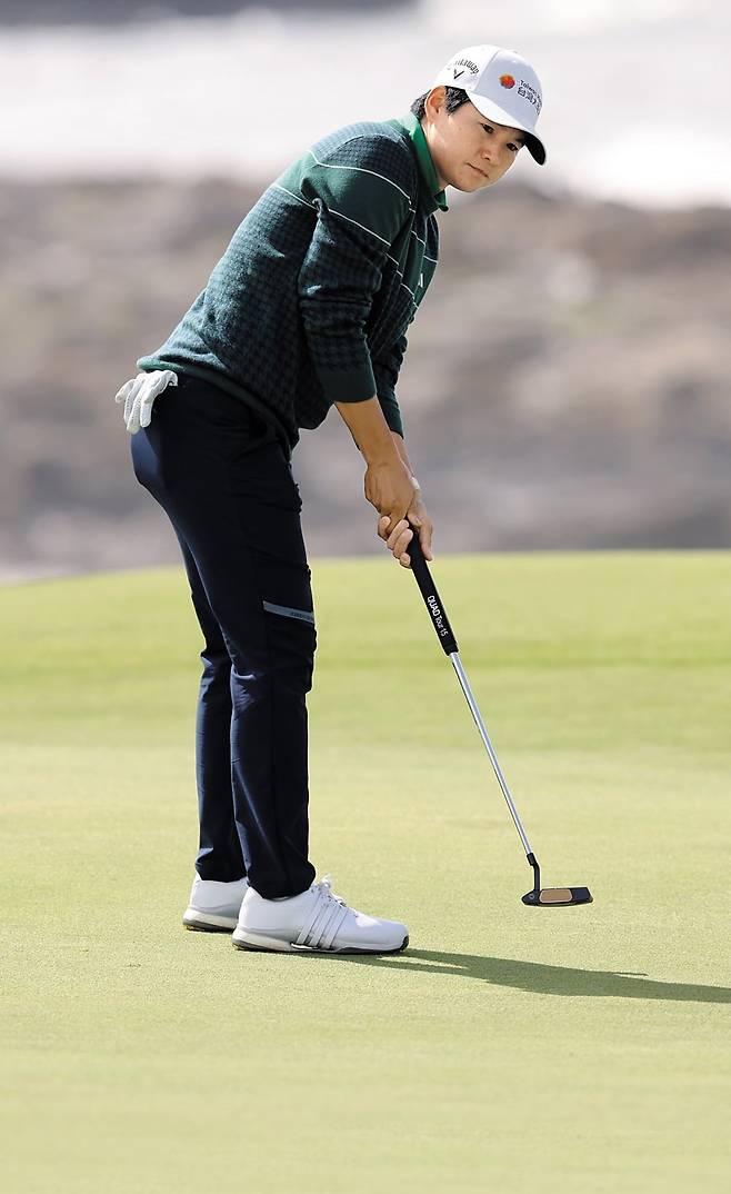 오른손잡이인 쩡야니는 장기간 그를 괴롭혀 온 퍼트 입스를 극복하기 위해 올해부터 ‘왼손 퍼터’를 들고 대회에 나서고 있다. 지난달 31일 LPGA 투어 시즌 마지막 메이저 대회 AIG 여자 오픈 1라운드에서 쩡야니가 왼손잡이처럼 자세를 잡고 퍼트하고 있다.